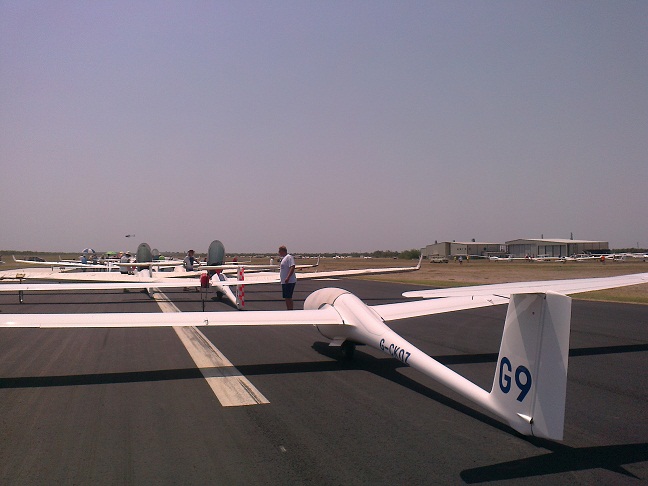 When the briefed time arrived, all gliders were pushed onto the grid in their required order